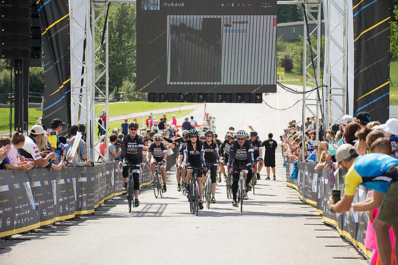 FINISH LINE CROSSING --2557