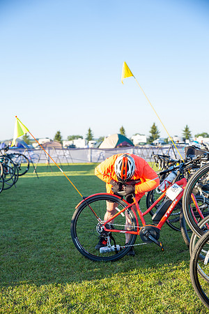 2-BIKE - RIDERS FIXING BIKES-21