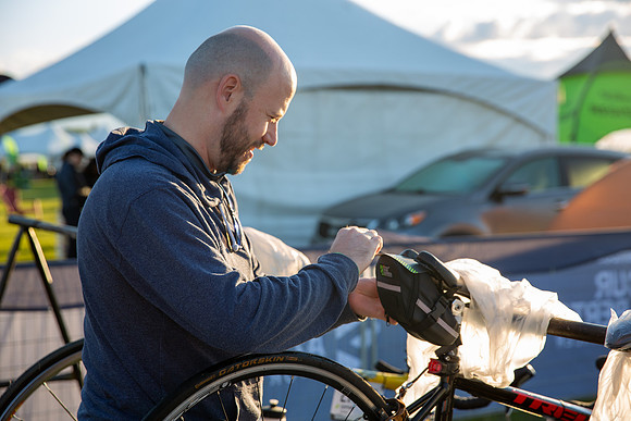 2-BIKE - RIDERS FIXING BIKES-20