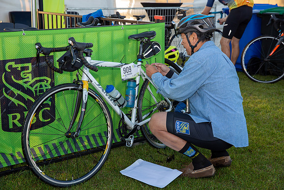 2-BIKE - RIDERS FIXING BIKES-23