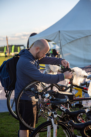 2-BIKE - RIDERS FIXING BIKES-19