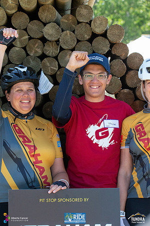 RIDERS + CHEERERS @ PITSTOPS-95