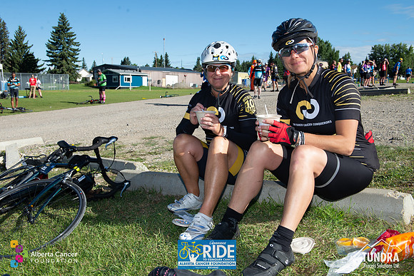 RIDERS + CHEERERS @ PITSTOPS-112