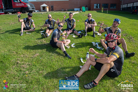 RIDERS + CHEERERS @ PITSTOPS-115