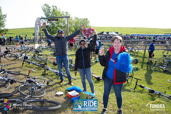 RIDERS + CHEERERS @ PITSTOPS-127