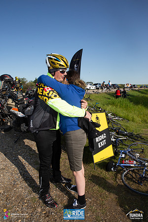 RIDERS + CHEERERS @ PITSTOPS-157