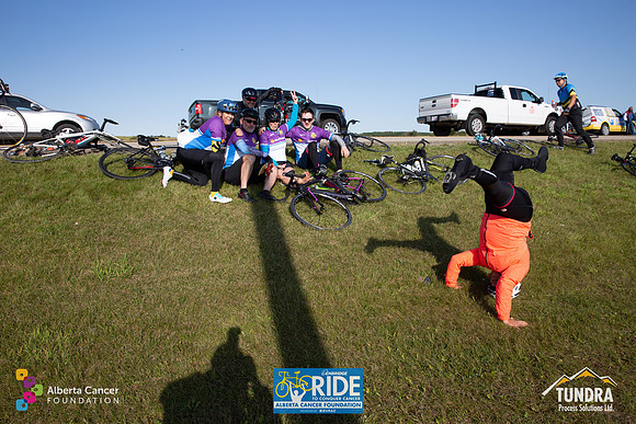 RIDERS + CHEERERS @ PITSTOPS-166