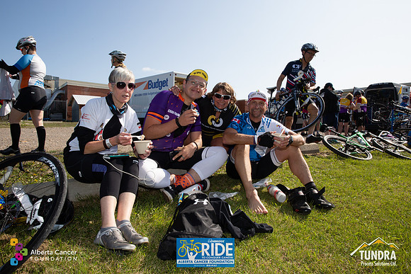RIDERS + CHEERERS @ PITSTOPS-192