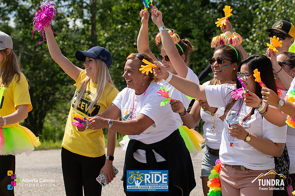 RIDERS + CHEERERS @ PITSTOPS-264