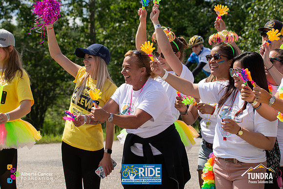 RIDERS + CHEERERS @ PITSTOPS-265