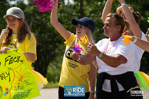 RIDERS + CHEERERS @ PITSTOPS-268