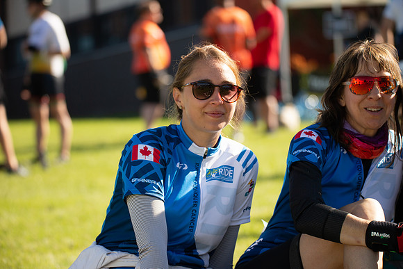 RIDERS + CHEERERS @ PITSTOPS-76