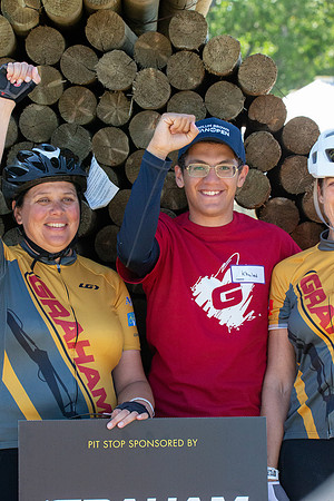 RIDERS + CHEERERS @ PITSTOPS-95