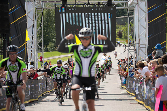 FINISH LINE CROSSING --2983