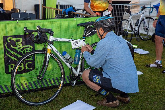 2-BIKE - RIDERS FIXING BIKES-22