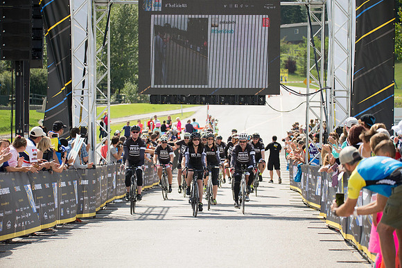 FINISH LINE CROSSING --2554